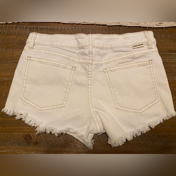 White Billabong shorts in SZ 26 - Picture 2 of 3